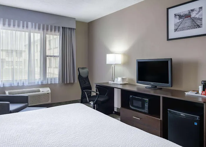 Ramada By Wyndham Thunder Bay Airlane Hotel