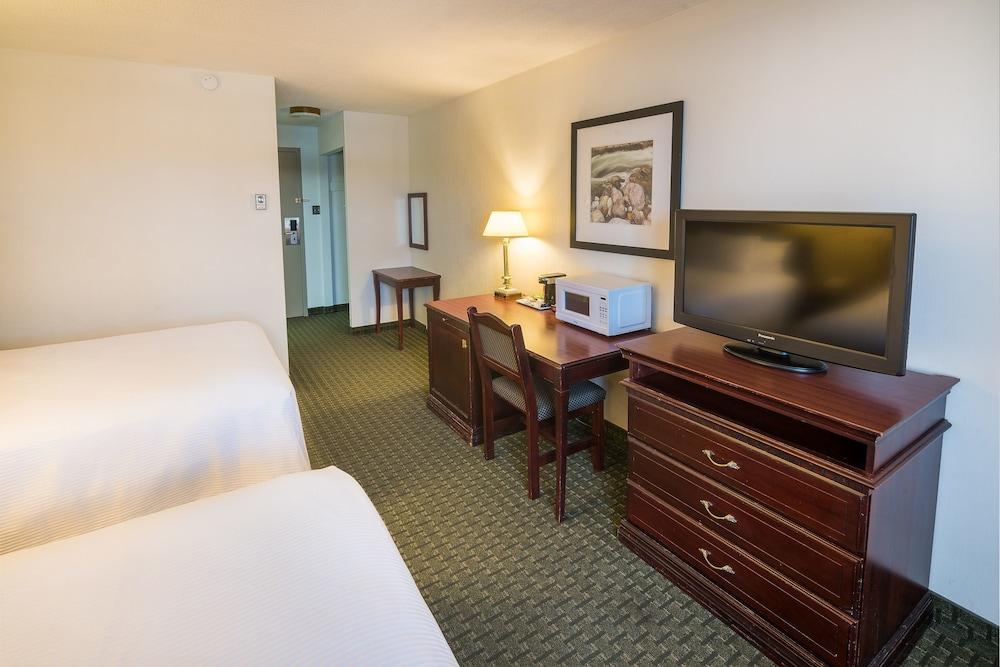 Ramada By Wyndham Airlane 3*
