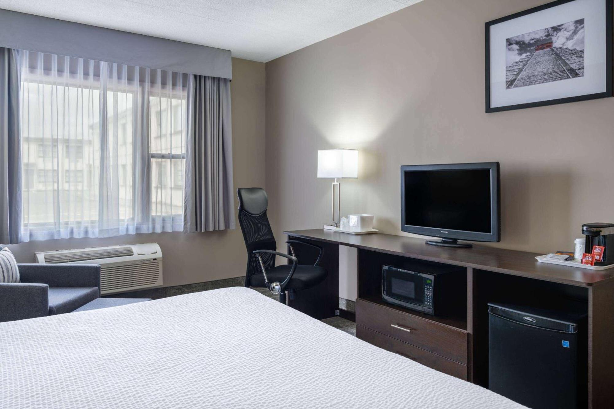 Ramada By Wyndham Airlane Motel Thunder Bay