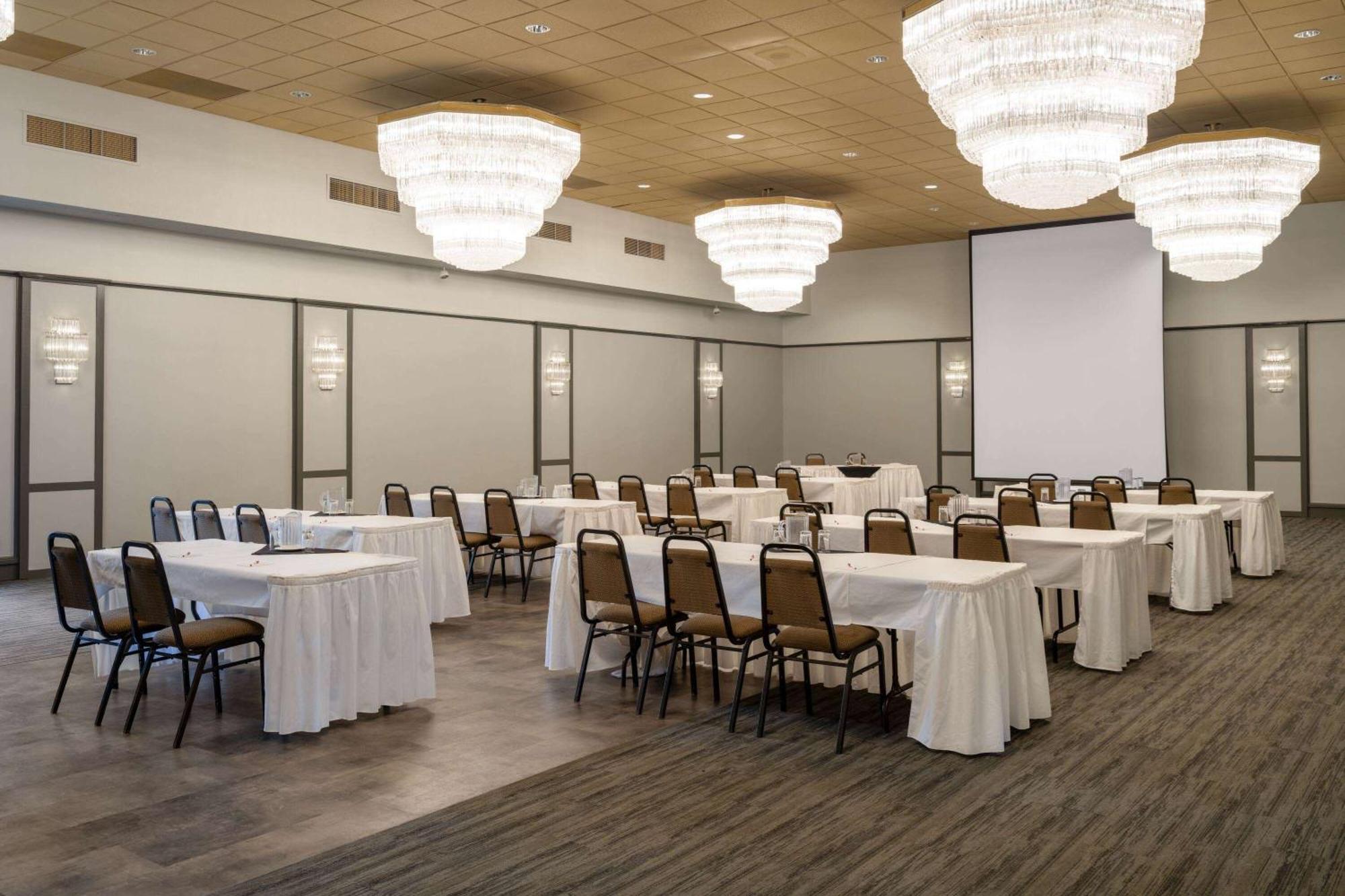 Ramada By Wyndham Airlane Motel 3*