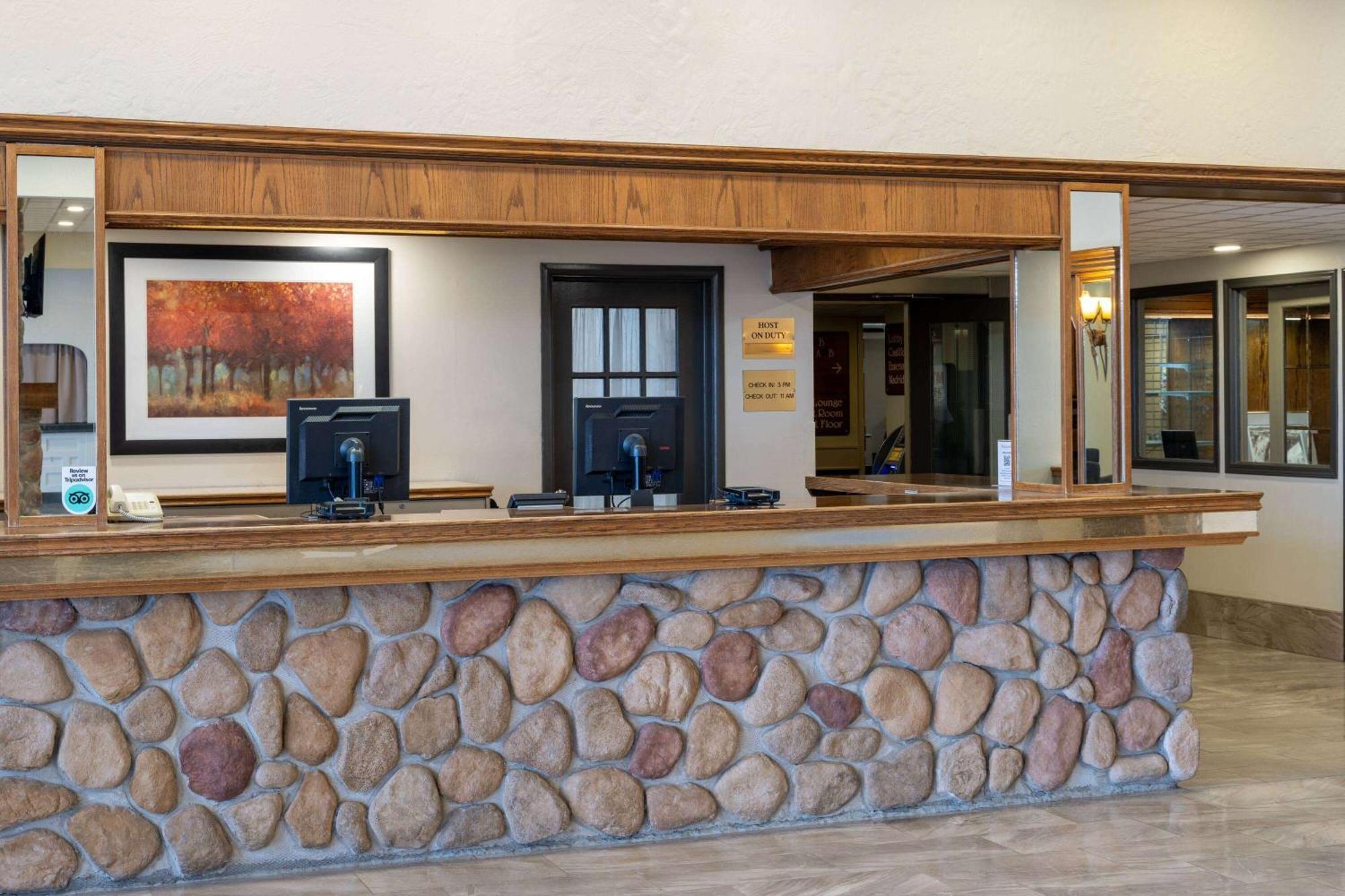 Ramada By Wyndham Airlane 3*