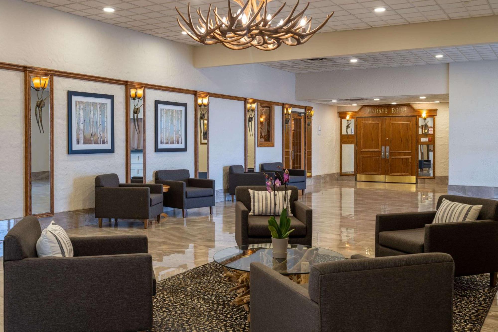 Ramada By Wyndham Airlane 3*