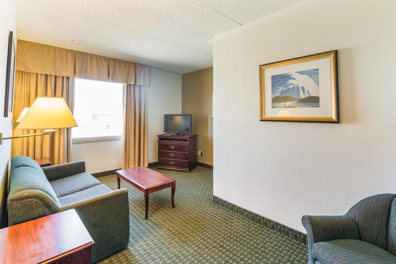 Ramada By Wyndham Airlane 3*