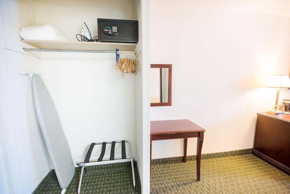 Ramada By Wyndham Airlane Motel 3*