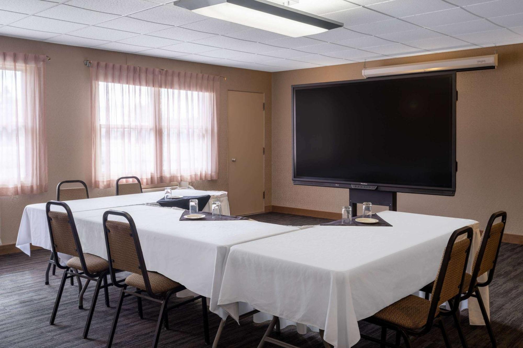 Ramada By Wyndham Airlane 3* Thunder Bay